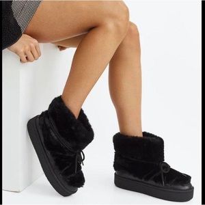 Brand new furry moon boots 🖤